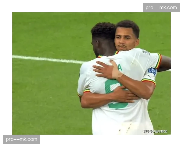 镜头聚焦：进球后，老将帕耶将手指向天空告慰近日去世的友人